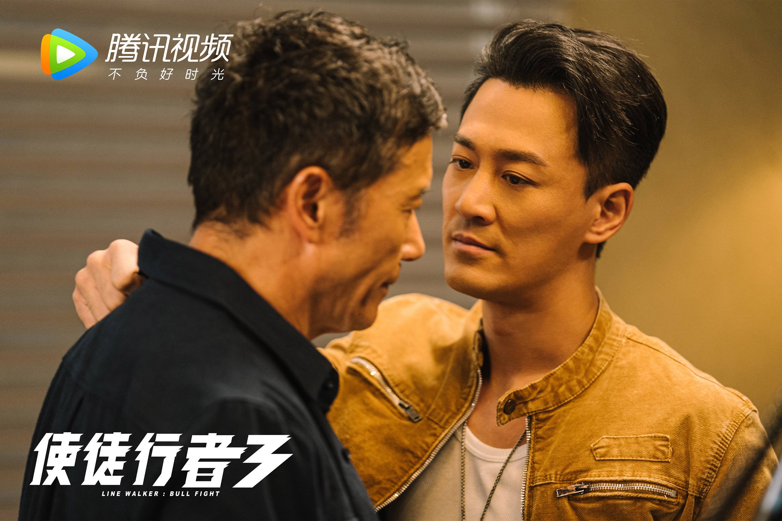 “高新体育中心羽毛球赛：选手精准击球，精彩纷呈”
