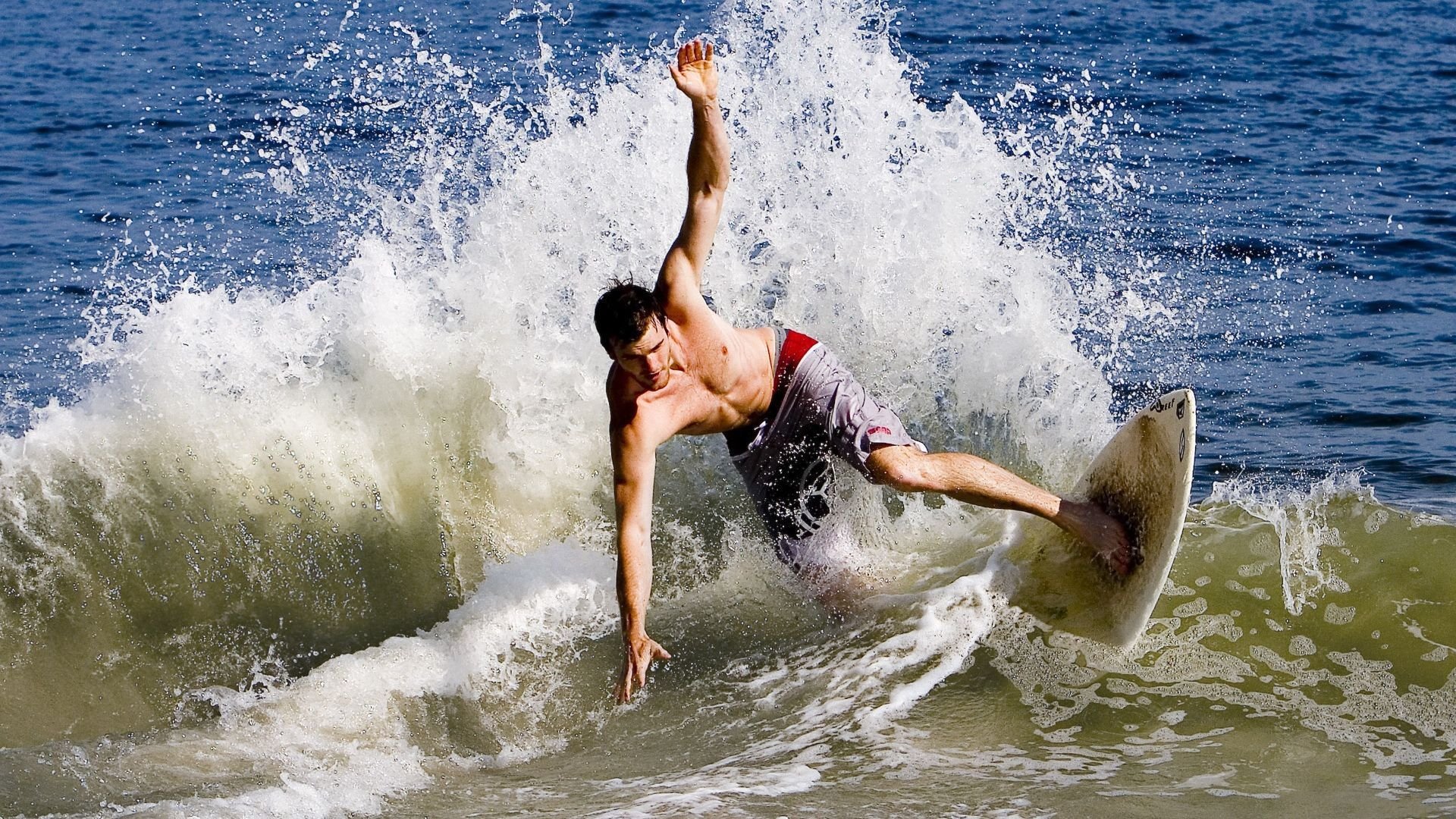 逆境中的“战神”变身：冠军之路上的英雄史诗，逆境成就英雄